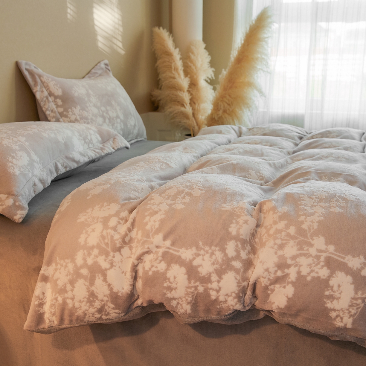 91家纺网 家纺一手货源 找家纺 菡宝 【主推第三批 带质检报告】A类全消光230g雕花绒牛奶绒四件套支持定制定做尺寸 画意枝头灰