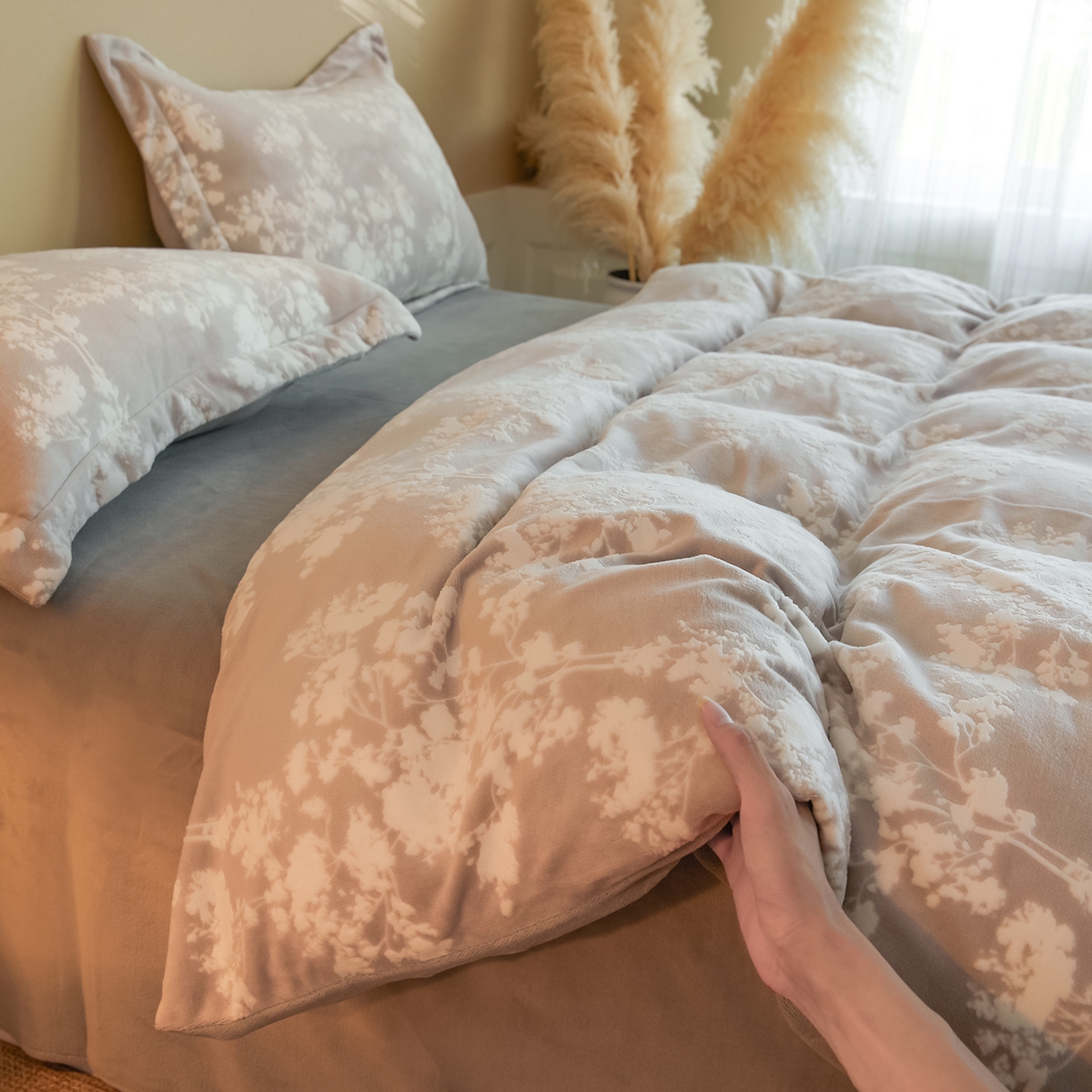 91家纺网 家纺一手货源 找家纺 菡宝 【主推第三批 带质检报告】A类全消光230g雕花绒牛奶绒四件套支持定制定做尺寸 画意枝头灰