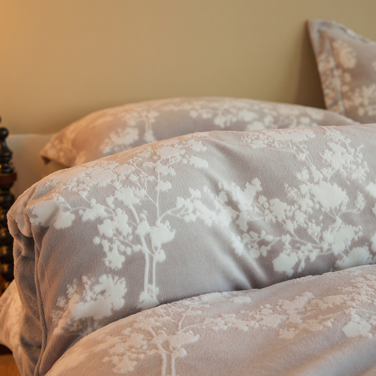 91家纺网 家纺一手货源 找家纺 菡宝 【主推第三批 带质检报告】A类全消光230g雕花绒牛奶绒四件套支持定制定做尺寸 画意枝头灰