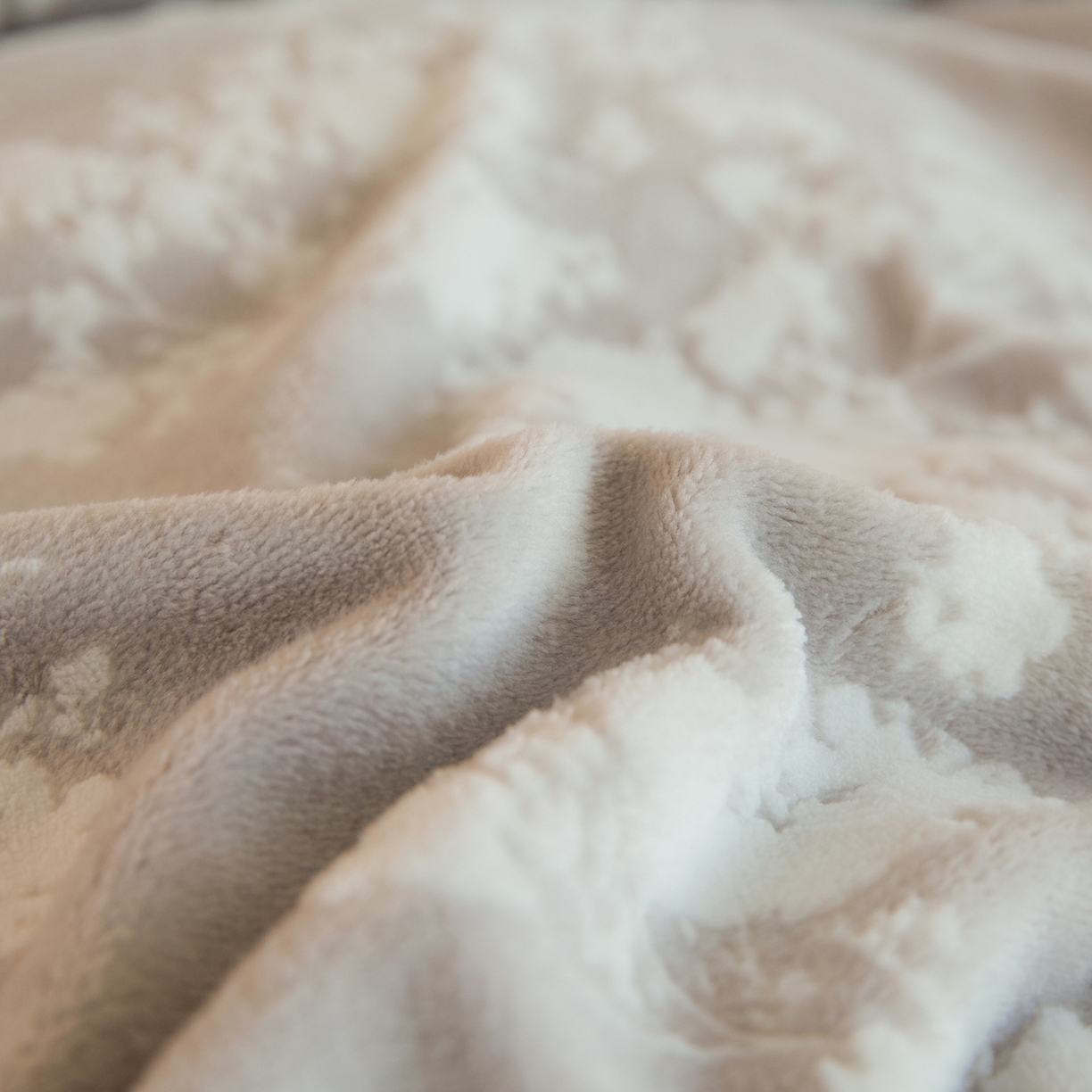 91家纺网 家纺一手货源 找家纺 菡宝 【主推第三批 带质检报告】A类全消光230g雕花绒牛奶绒四件套支持定制定做尺寸 画意枝头灰