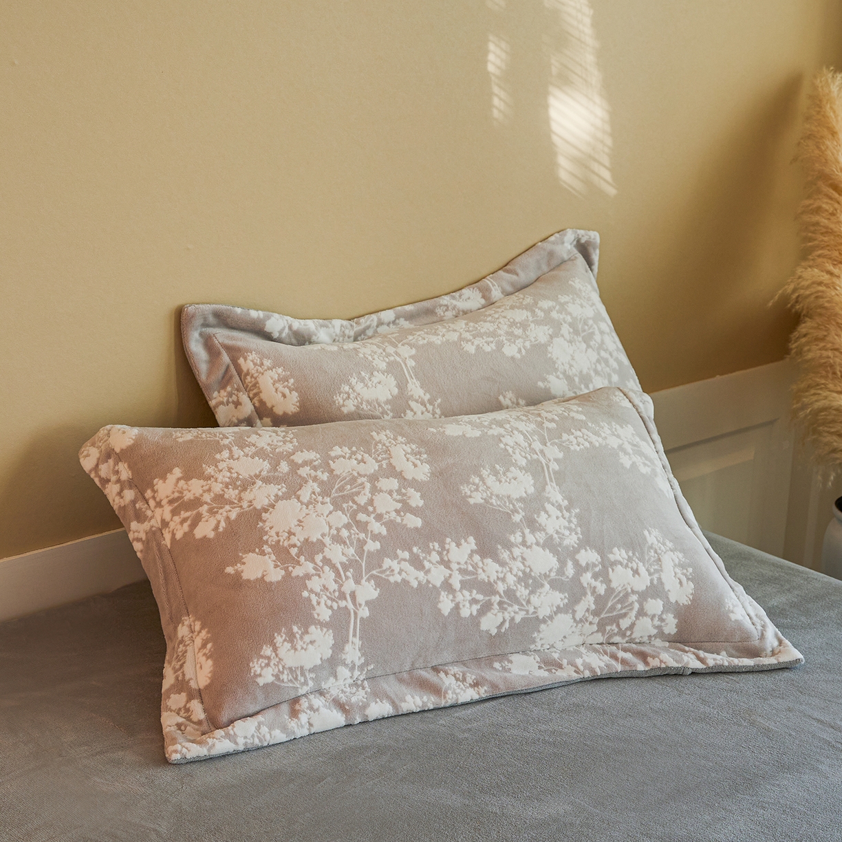 91家纺网 家纺一手货源 找家纺 菡宝 【主推第三批 带质检报告】A类全消光230g雕花绒牛奶绒四件套支持定制定做尺寸 画意枝头灰