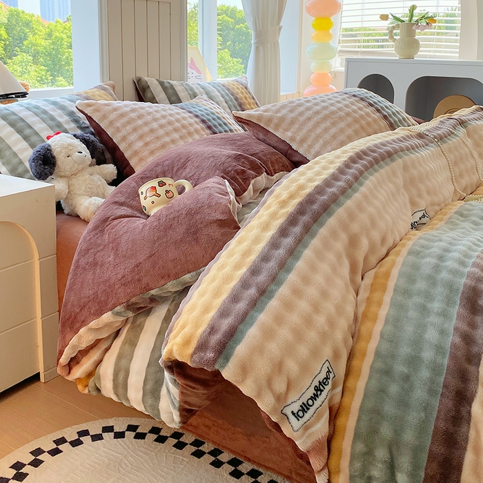 91家纺网 家纺一手货源 找家纺 艾橙 2025新款泡泡牛奶绒加厚保暖印花四件套 简条纹