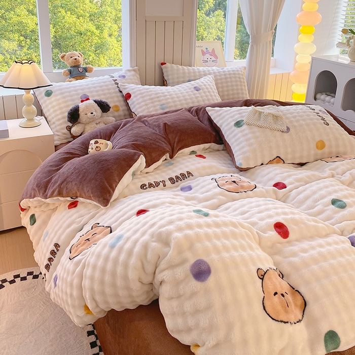 91家纺网 家纺一手货源 找家纺 艾橙 2025新款泡泡牛奶绒加厚保暖印花四件套 卡皮巴拉