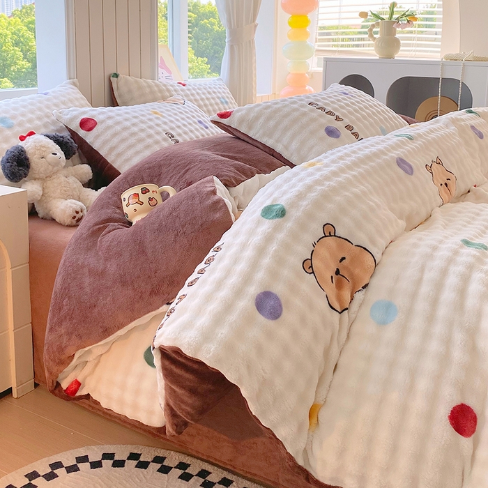 91家纺网 家纺一手货源 找家纺 艾橙 2025新款泡泡牛奶绒加厚保暖印花四件套 卡皮巴拉