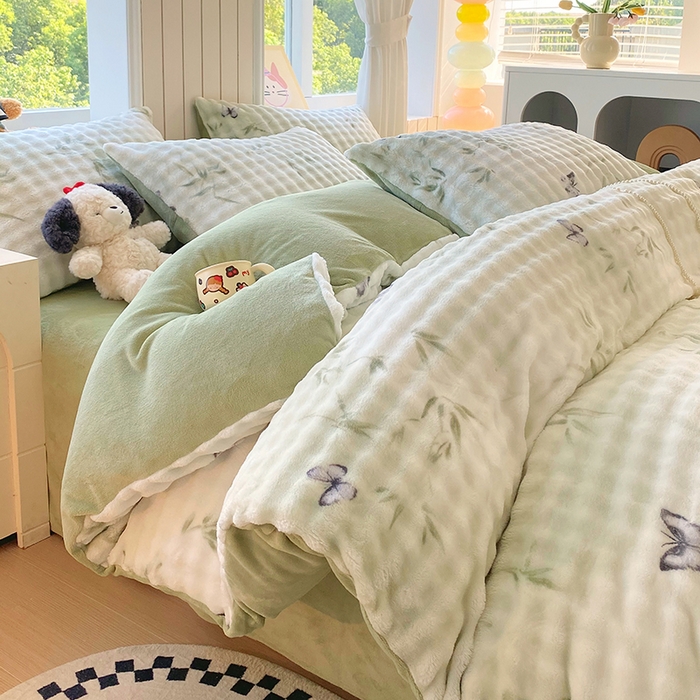 91家纺网 家纺一手货源 找家纺 艾橙 2025新款泡泡牛奶绒加厚保暖印花四件套 竹叶蝴蝶