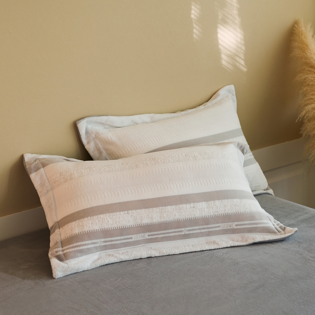 91家纺网 家纺一手货源 找家纺 菡宝 【主推第三批 带质检报告】A类全消光230g雕花绒牛奶绒四件套支持定制定做尺寸 绅士条纹