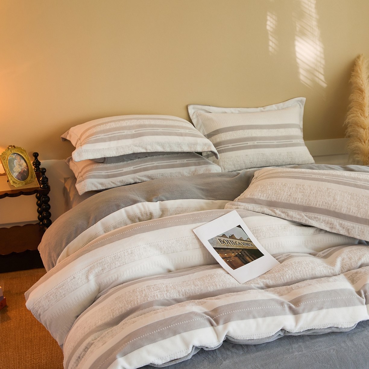 91家纺网 家纺一手货源 找家纺 菡宝 【主推第三批 带质检报告】A类全消光230g雕花绒牛奶绒四件套支持定制定做尺寸 绅士条纹