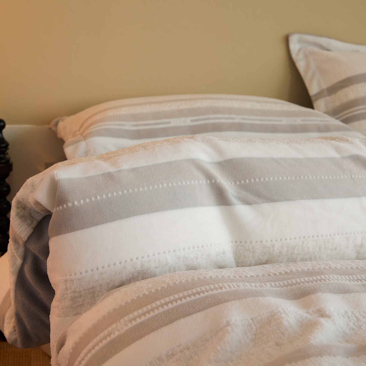 91家纺网 家纺一手货源 找家纺 菡宝 【主推第三批 带质检报告】A类全消光230g雕花绒牛奶绒四件套支持定制定做尺寸 绅士条纹