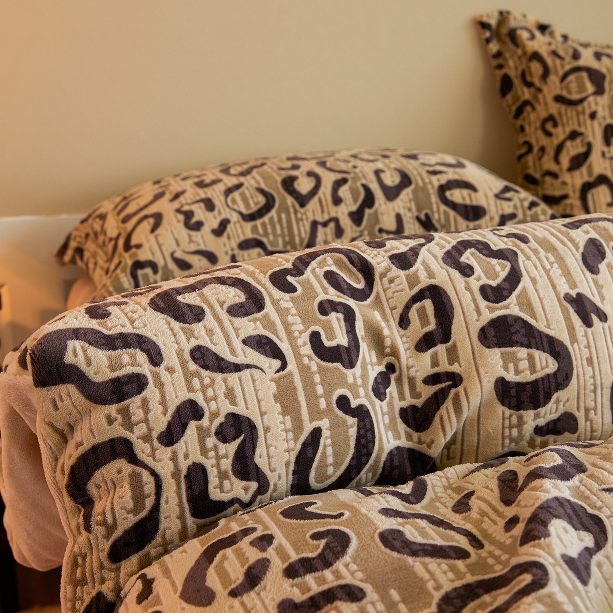 91家纺网 家纺一手货源 找家纺 菡宝 【主推第三批 带质检报告】A类全消光230g雕花绒牛奶绒四件套支持定制定做尺寸 维密