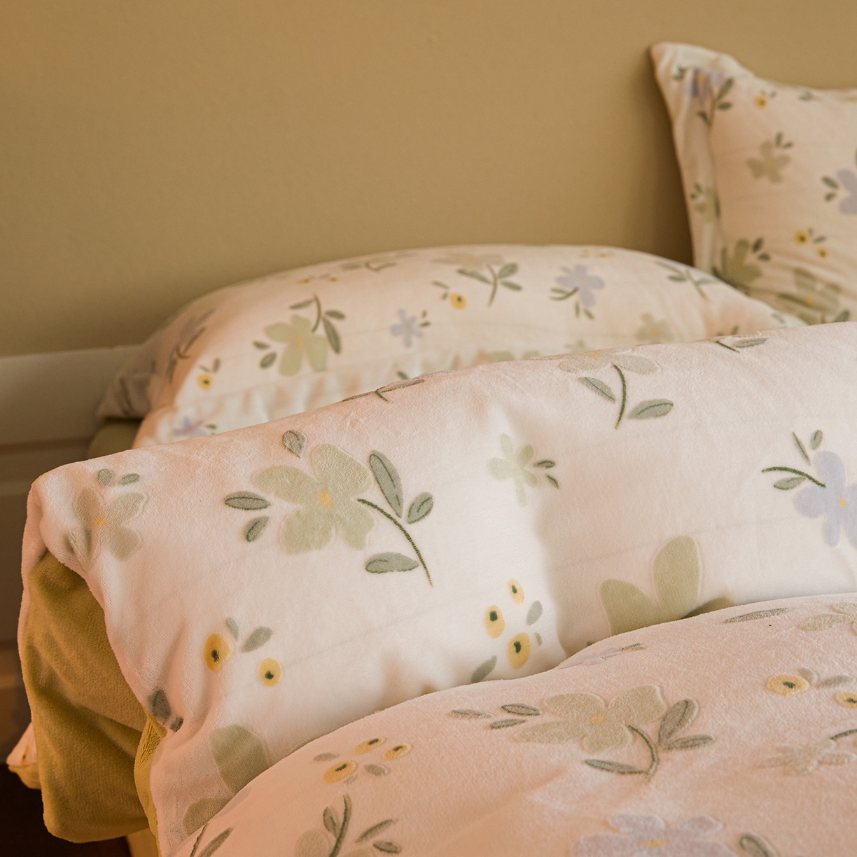 91家纺网 家纺一手货源 找家纺 菡宝 【主推第三批 带质检报告】A类全消光230g雕花绒牛奶绒四件套支持定制定做尺寸 邂逅