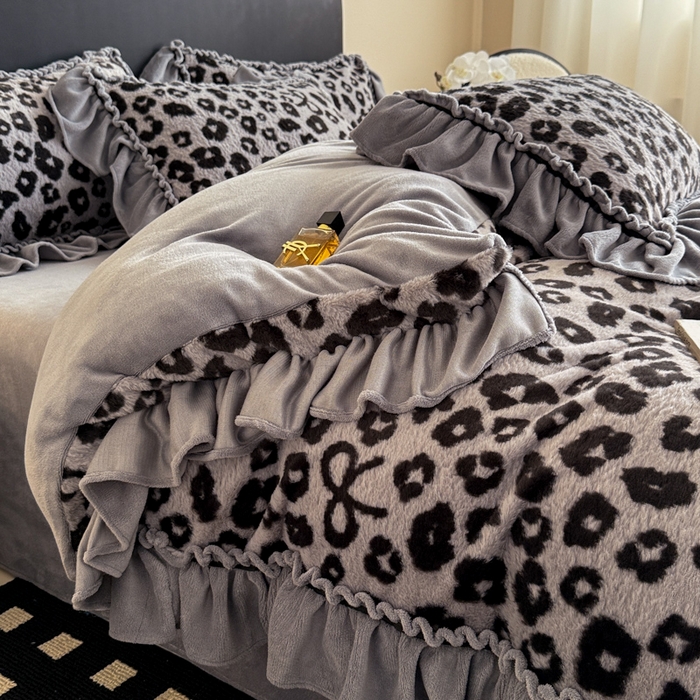 91家纺网 家纺一手货源 找家纺 米莱家纺 2025新款兔毛绒法式花边四件套 豹纹-灰