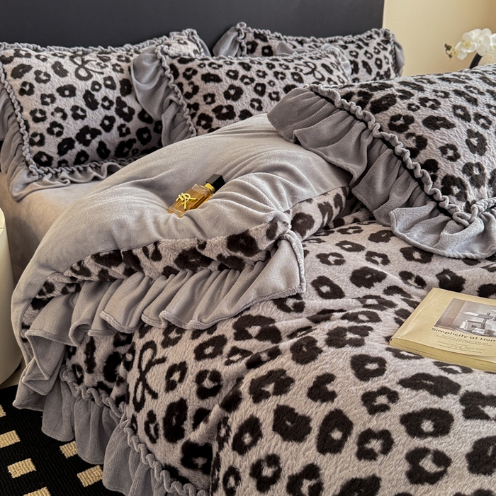 91家纺网 家纺一手货源 找家纺 米莱家纺 2025新款兔毛绒法式花边四件套 豹纹-灰