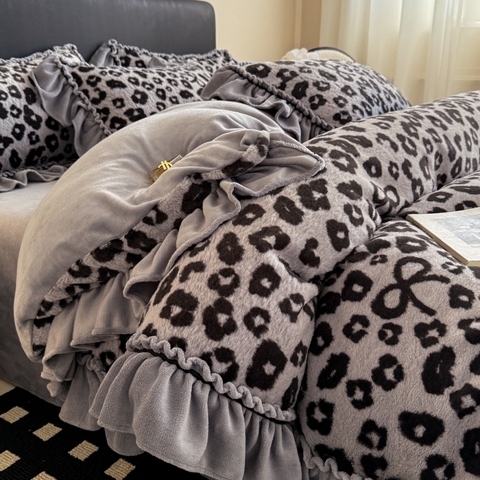 91家纺网 家纺一手货源 找家纺 米莱家纺 2025新款兔毛绒法式花边四件套 豹纹-灰