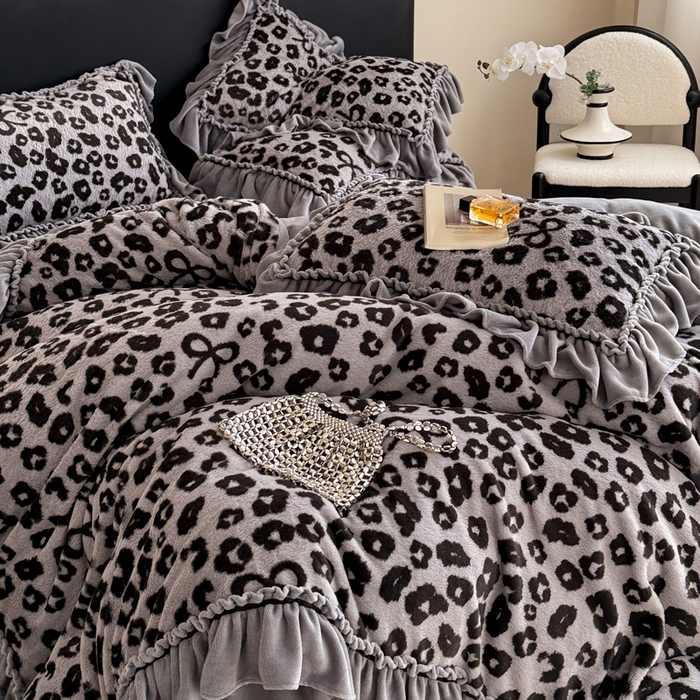 91家纺网 家纺一手货源 找家纺 米莱家纺 2025新款兔毛绒法式花边四件套 豹纹-灰