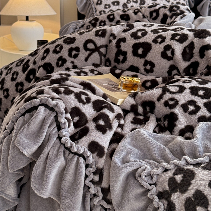 91家纺网 家纺一手货源 找家纺 米莱家纺 2025新款兔毛绒法式花边四件套 豹纹-灰
