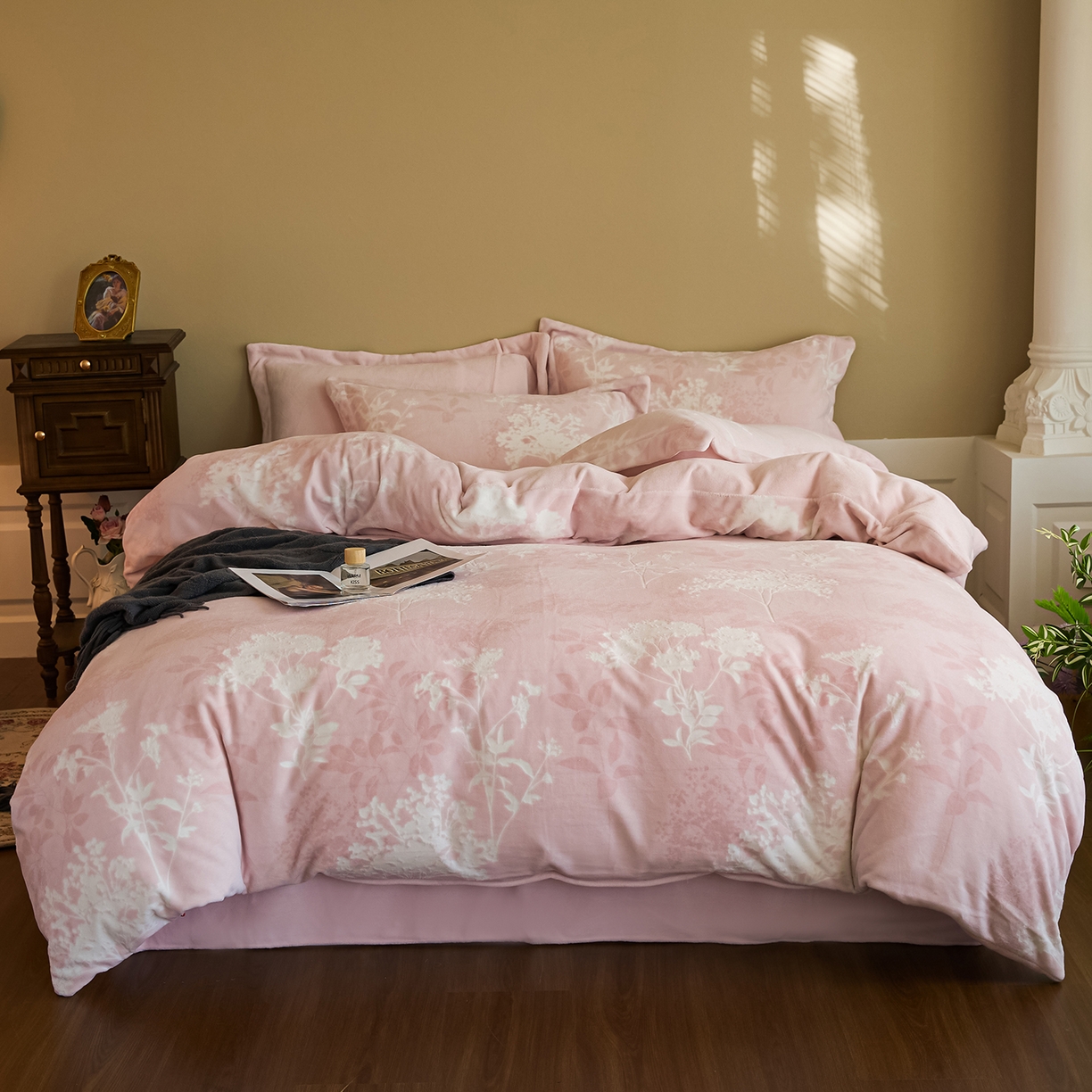 91家纺网 家纺一手货源 找家纺 菡宝 【主推第三批 带质检报告】A类全消光230g雕花绒牛奶绒四件套支持定制定做尺寸 叶伴芬芳