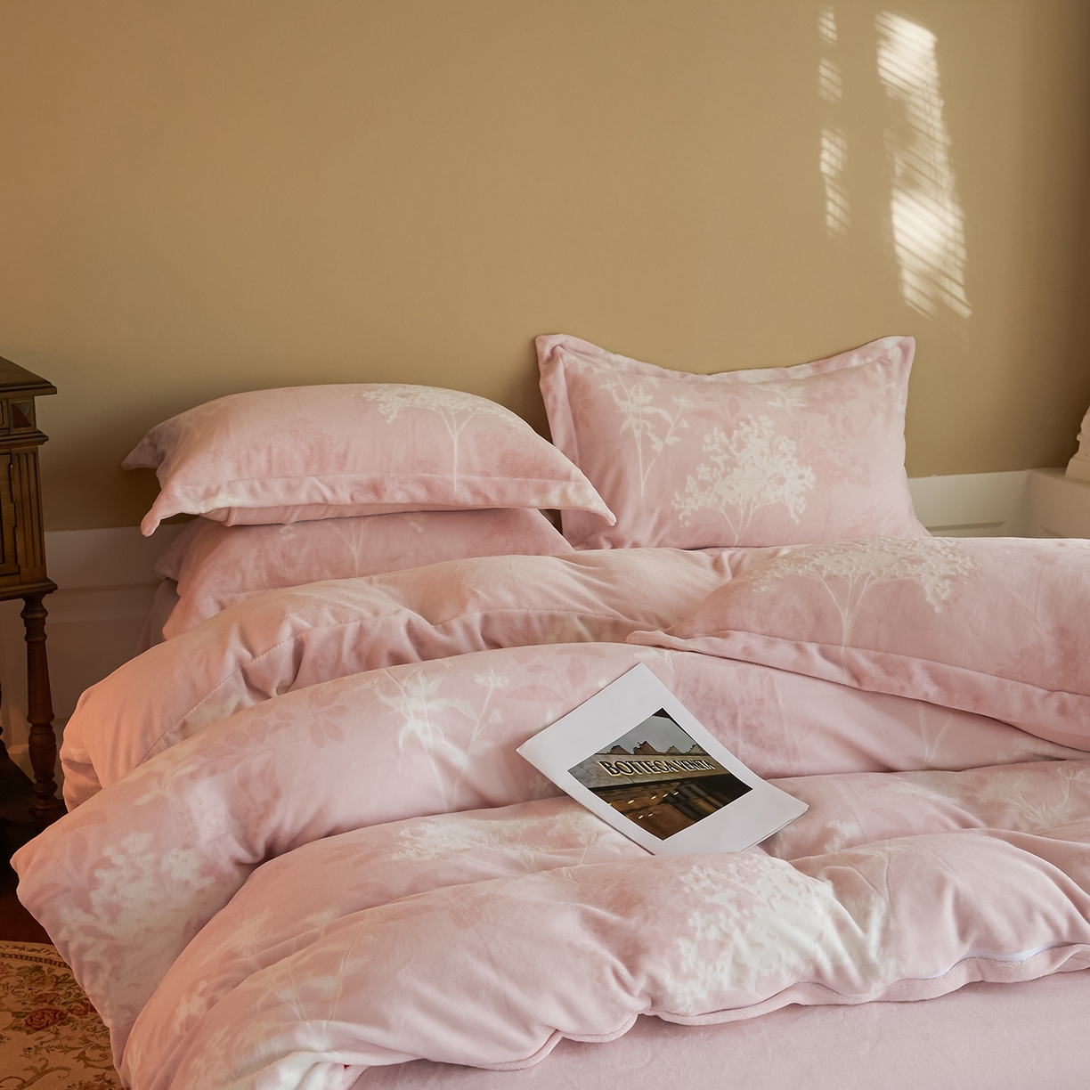 91家纺网 家纺一手货源 找家纺 菡宝 【主推第三批 带质检报告】A类全消光230g雕花绒牛奶绒四件套支持定制定做尺寸 叶伴芬芳