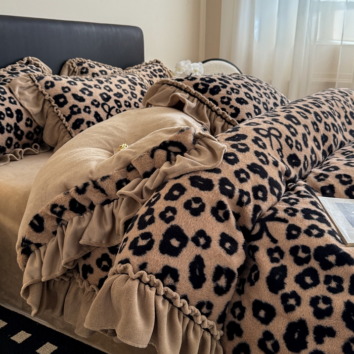 91家纺网 家纺一手货源 找家纺 米莱家纺 2025新款兔毛绒法式花边四件套 豹纹-咖