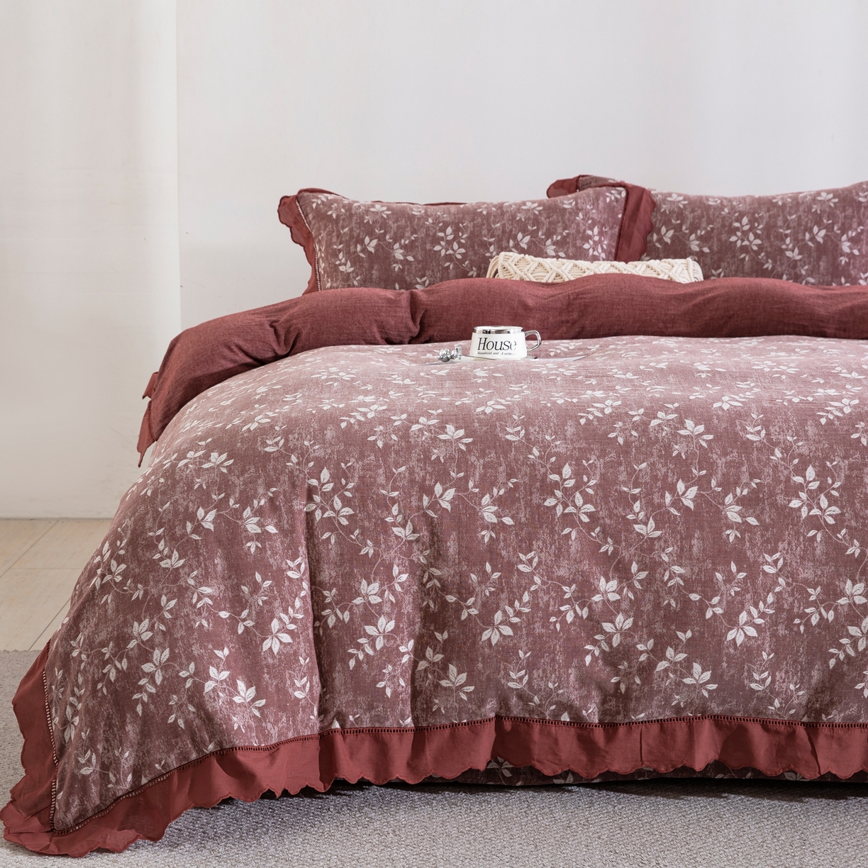 91家纺网 家纺一手货源 找家纺 鲁爱家纺供货 2025新款全棉色织提花（花边镂空款）四件套 甜梦-豆沙