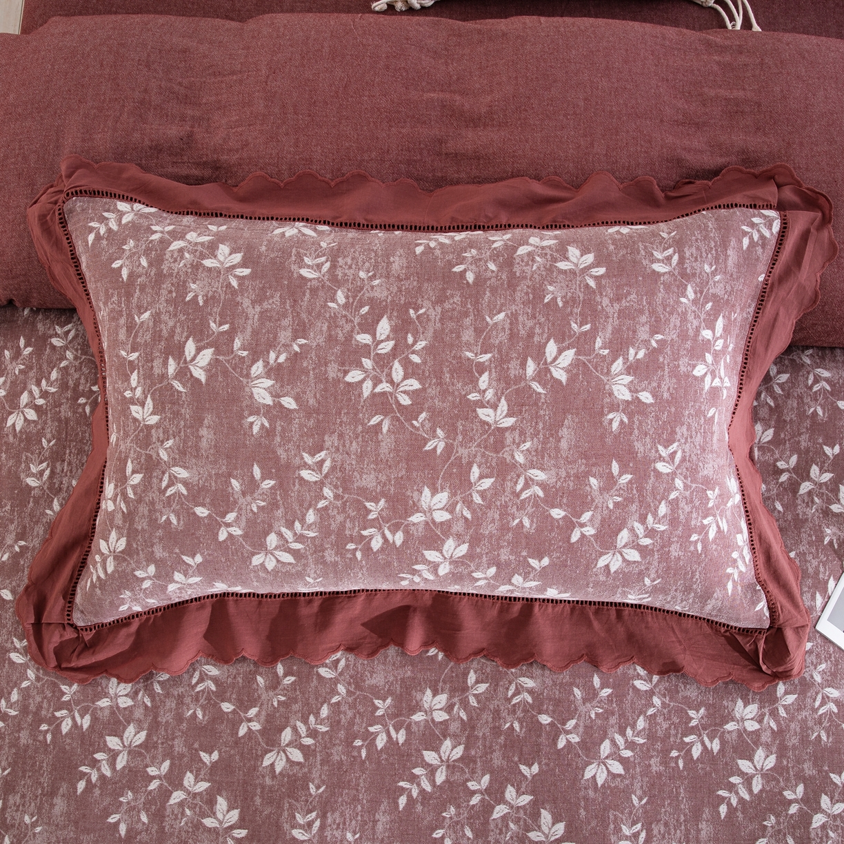 91家纺网 家纺一手货源 找家纺 鲁爱家纺供货 2025新款全棉色织提花（花边镂空款）四件套 甜梦-豆沙