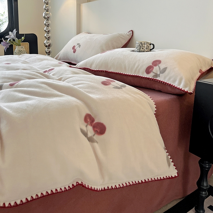 91家纺网 家纺一手货源 找家纺 （总）忆生活家纺 2025秋冬新品软糯缇肤绒印花贝壳边四件套