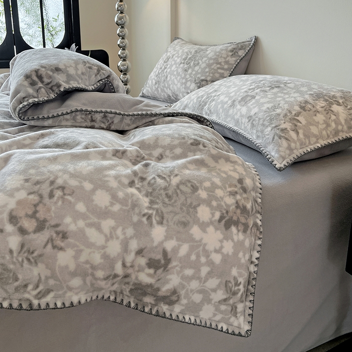 91家纺网 家纺一手货源 找家纺 忆生活家纺 2025秋冬新品软糯缇肤绒印花贝壳边四件套 卡拉-灰