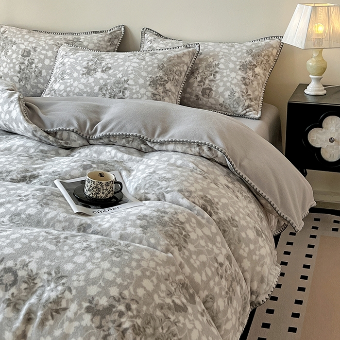 91家纺网 家纺一手货源 找家纺 忆生活家纺 2025秋冬新品软糯缇肤绒印花贝壳边四件套 卡拉-灰