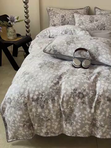 91家纺网 家纺一手货源 找家纺 忆生活家纺 2025秋冬新品软糯缇肤绒印花贝壳边四件套 卡拉-灰