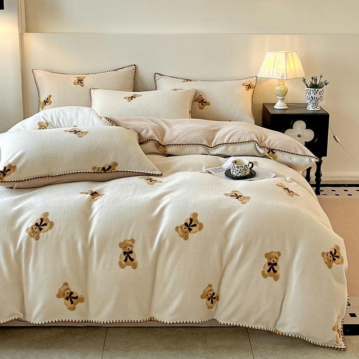 91家纺网 家纺一手货源 找家纺 忆生活家纺 2025秋冬新品软糯缇肤绒印花贝壳边四件套 开心熊-米