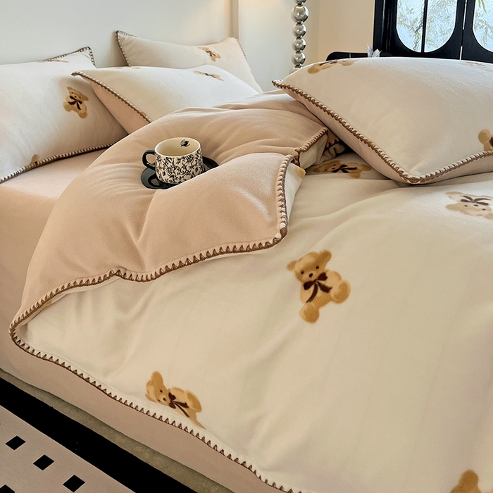 91家纺网 家纺一手货源 找家纺 忆生活家纺 2025秋冬新品软糯缇肤绒印花贝壳边四件套 开心熊-米