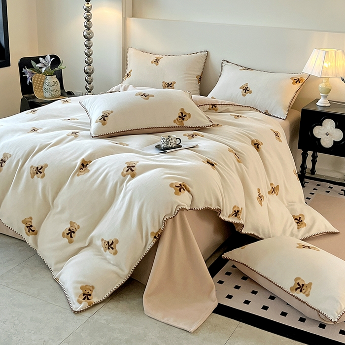 91家纺网 家纺一手货源 找家纺 忆生活家纺 2025秋冬新品软糯缇肤绒印花贝壳边四件套 开心熊-米