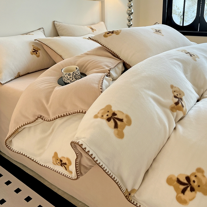 91家纺网 家纺一手货源 找家纺 忆生活家纺 2025秋冬新品软糯缇肤绒印花贝壳边四件套 开心熊-米