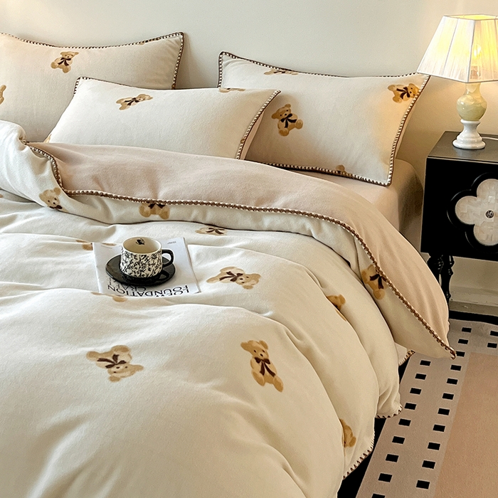 91家纺网 家纺一手货源 找家纺 忆生活家纺 2025秋冬新品软糯缇肤绒印花贝壳边四件套 开心熊-米