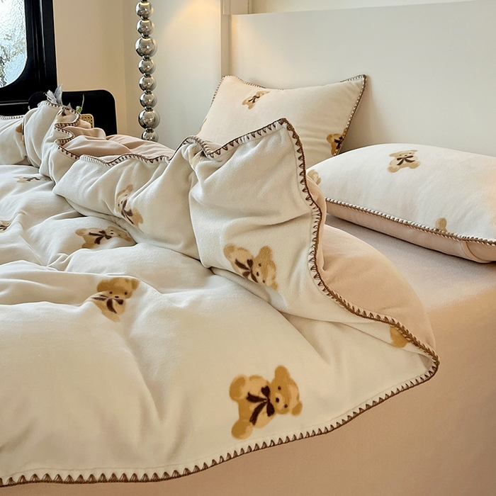 91家纺网 家纺一手货源 找家纺 忆生活家纺 2025秋冬新品软糯缇肤绒印花贝壳边四件套 开心熊-米