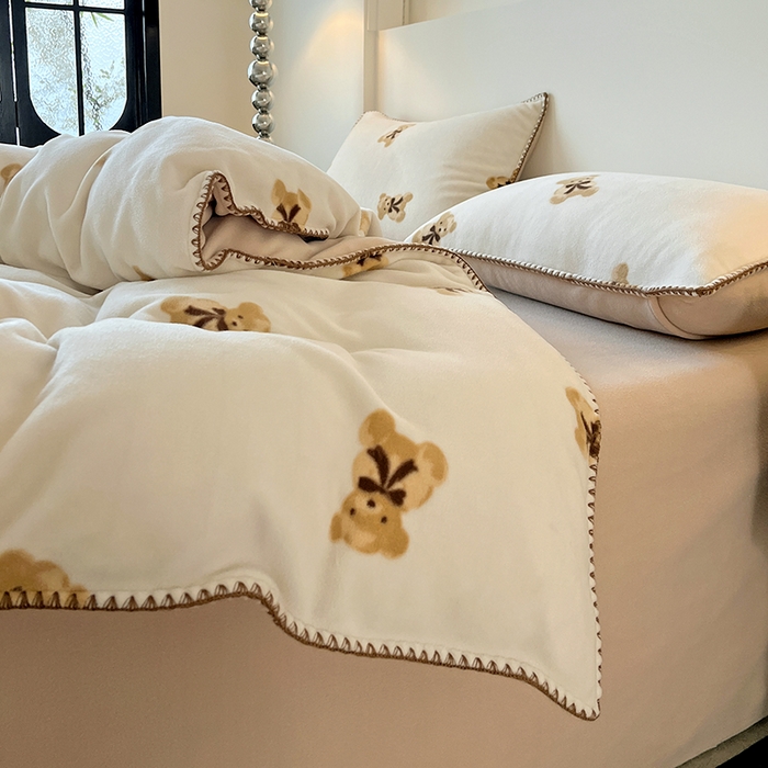 91家纺网 家纺一手货源 找家纺 忆生活家纺 2025秋冬新品软糯缇肤绒印花贝壳边四件套 开心熊-米