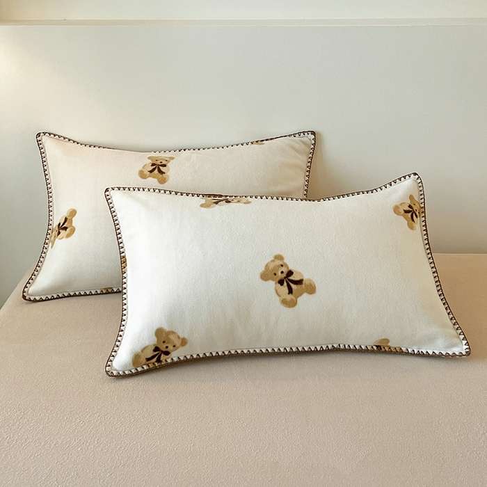 91家纺网 家纺一手货源 找家纺 忆生活家纺 2025秋冬新品软糯缇肤绒印花贝壳边四件套 开心熊-米