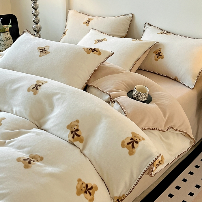 91家纺网 家纺一手货源 找家纺 忆生活家纺 2025秋冬新品软糯缇肤绒印花贝壳边四件套 开心熊-米