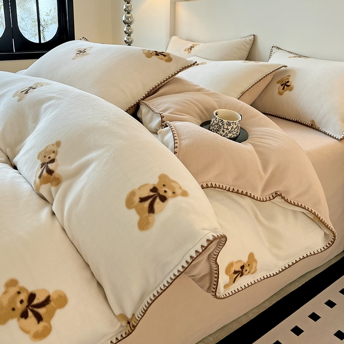 91家纺网 家纺一手货源 找家纺 忆生活家纺 2025秋冬新品软糯缇肤绒印花贝壳边四件套 开心熊-米