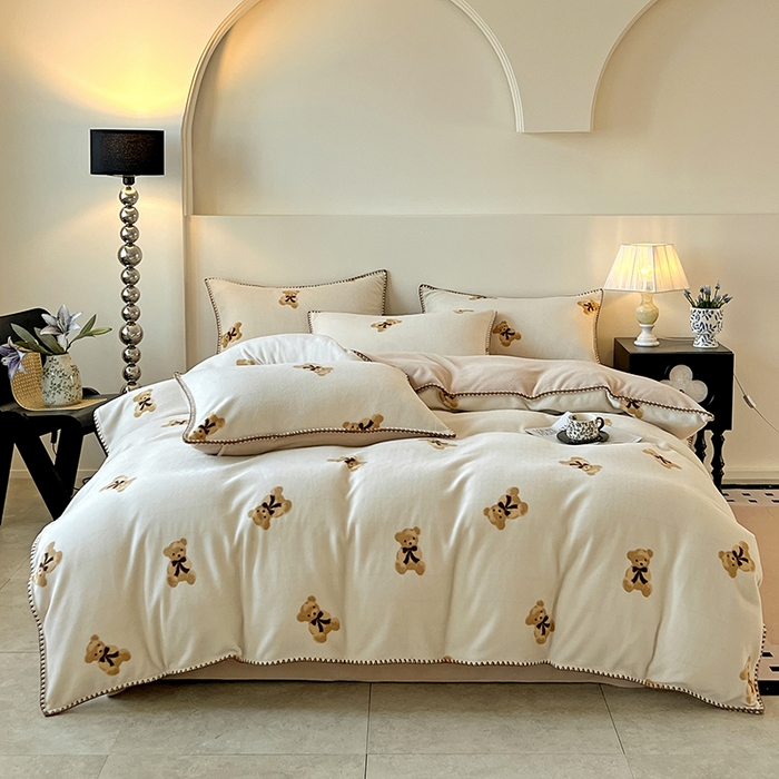 91家纺网 家纺一手货源 找家纺 忆生活家纺 2025秋冬新品软糯缇肤绒印花贝壳边四件套 开心熊-米