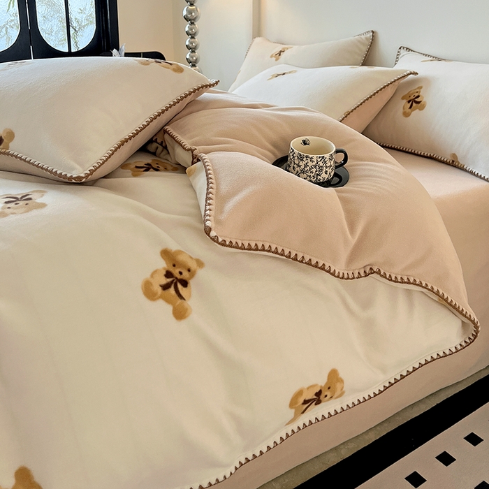 91家纺网 家纺一手货源 找家纺 忆生活家纺 2025秋冬新品软糯缇肤绒印花贝壳边四件套 开心熊-米