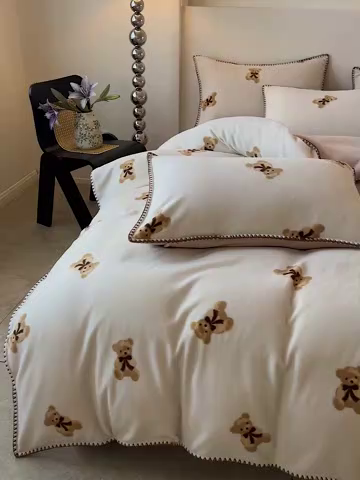 91家纺网 家纺一手货源 找家纺 忆生活家纺 2025秋冬新品软糯缇肤绒印花贝壳边四件套 开心熊-米