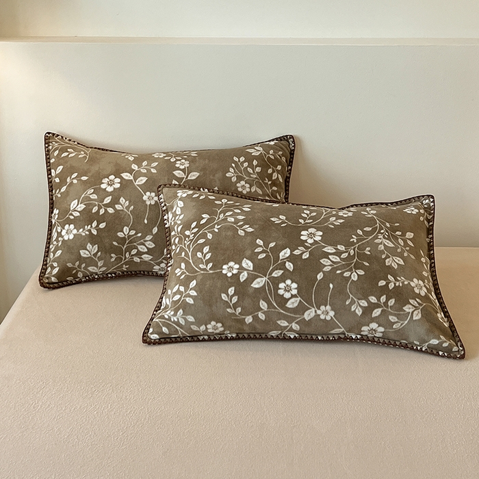 91家纺网 家纺一手货源 找家纺 忆生活家纺 2025秋冬新品软糯缇肤绒印花贝壳边四件套 南笙-咖