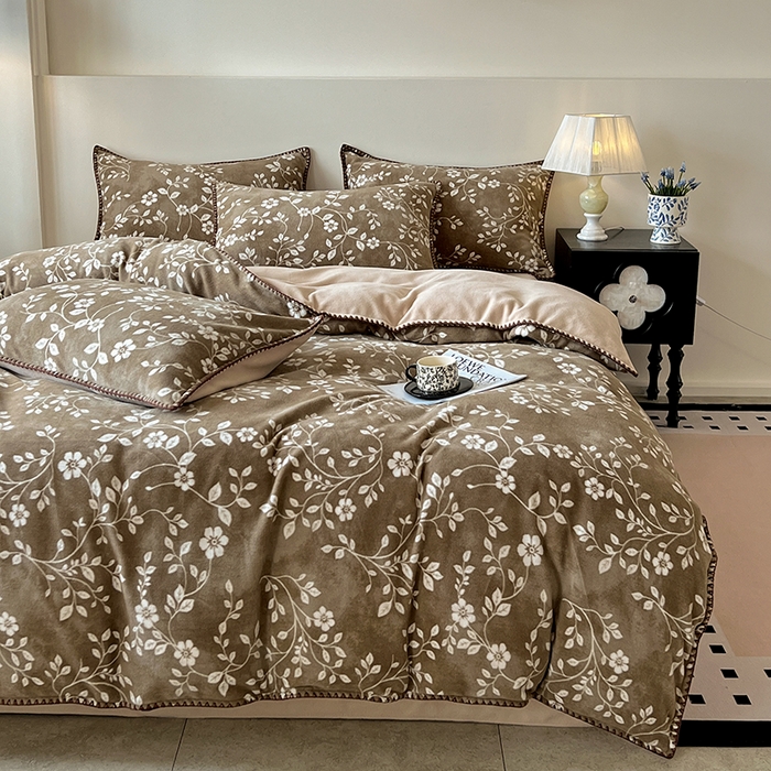 91家纺网 家纺一手货源 找家纺 忆生活家纺 2025秋冬新品软糯缇肤绒印花贝壳边四件套 南笙-咖