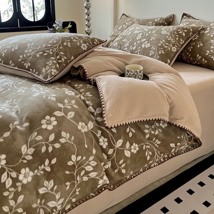 91家纺网 家纺一手货源 找家纺 忆生活家纺 2025秋冬新品软糯缇肤绒印花贝壳边四件套 南笙-咖