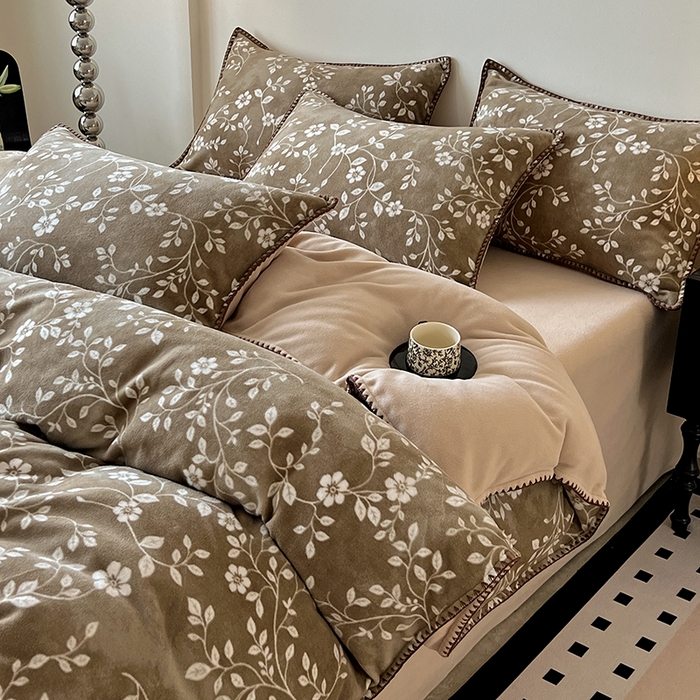 91家纺网 家纺一手货源 找家纺 忆生活家纺 2025秋冬新品软糯缇肤绒印花贝壳边四件套 南笙-咖