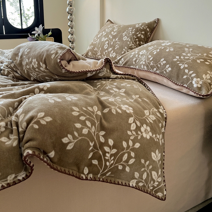 91家纺网 家纺一手货源 找家纺 忆生活家纺 2025秋冬新品软糯缇肤绒印花贝壳边四件套 南笙-咖