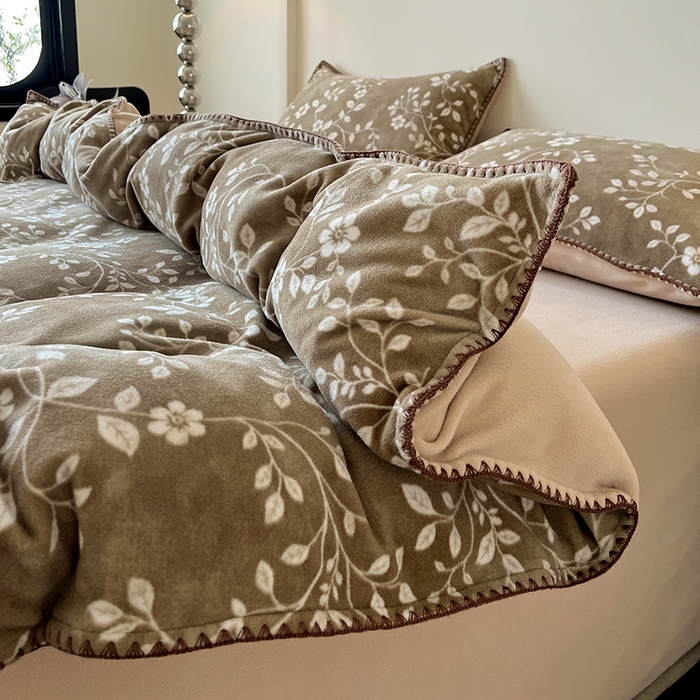 91家纺网 家纺一手货源 找家纺 忆生活家纺 2025秋冬新品软糯缇肤绒印花贝壳边四件套 南笙-咖