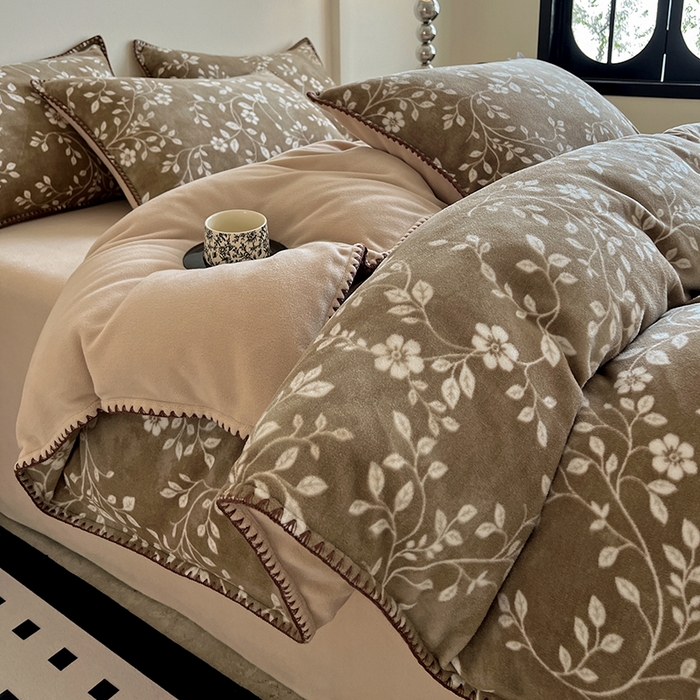 91家纺网 家纺一手货源 找家纺 忆生活家纺 2025秋冬新品软糯缇肤绒印花贝壳边四件套 南笙-咖