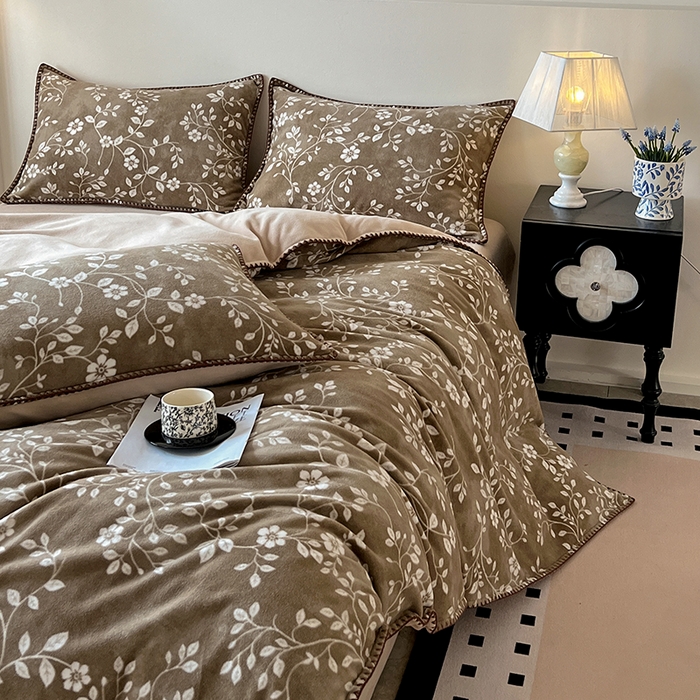 91家纺网 家纺一手货源 找家纺 忆生活家纺 2025秋冬新品软糯缇肤绒印花贝壳边四件套 南笙-咖