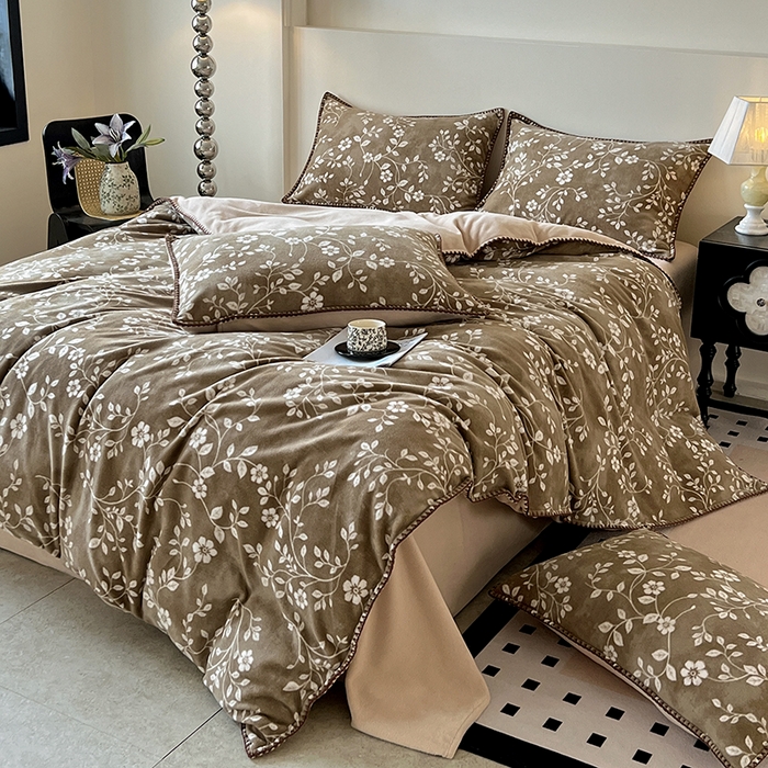 91家纺网 家纺一手货源 找家纺 忆生活家纺 2025秋冬新品软糯缇肤绒印花贝壳边四件套 南笙-咖